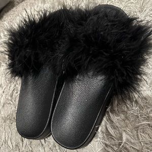 Black PrettyLittleThing Fuzzy Slides